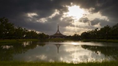Prawet, Bangkok Tayland 'da gün batımında parkta bir bina.