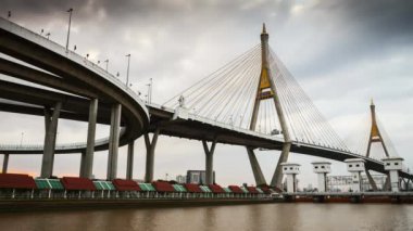 Bulutların altında nehir boyunca uzanan köprü Bangkok Tayland 'da