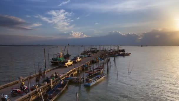 Camino Través Del Muelle Atardecer Bajo Colorido Cielo Este Tailandia — Vídeos de Stock