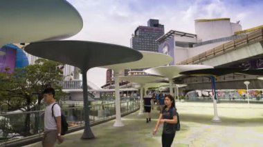 Bangkok Tayland 'ın alışveriş merkezinde yer alan gökyüzü treniyle birçok binadan karşıya yürüme yolu