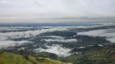 Dağda açık mavi gökyüzünün altında beyaz bulutlu hareket