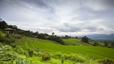 Yaz mevsiminde açık mavi gökyüzünde beyaz bulutlu hareket
