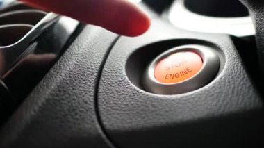 Otomobil motorunun başlatma düğmesine parmak basılacak