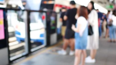 Yolcu bulanıklığı Bangkok Tayland 'ın gökteki tren istasyonunda bekliyor. 