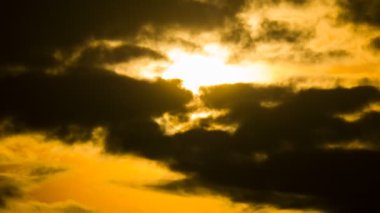 Gün batımının zaman turları günün sonunda bulutlu bulutların arkasında hareket ediyor 