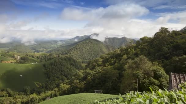 Blanco Movimiento Nublado Montaña Bajo Cielo Azul Claro — Vídeos de Stock