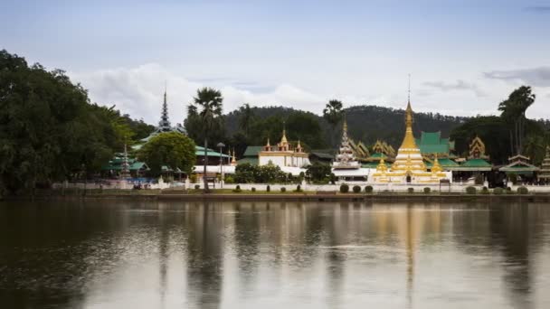 Reflexión Pagoda Dorada Sobre Agua Situada Norte Tailandia — Vídeo de stock