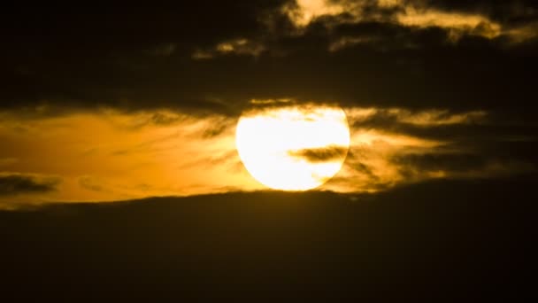 1日の終わりに雲の後ろに動く日没の時間ラップ — ストック動画