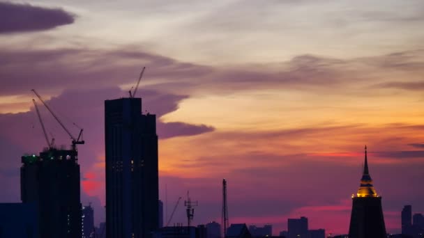 Захід Сонця Позаду Будівлі Барвистим Хмарним Небом Розташований Центрі Міста — стокове відео