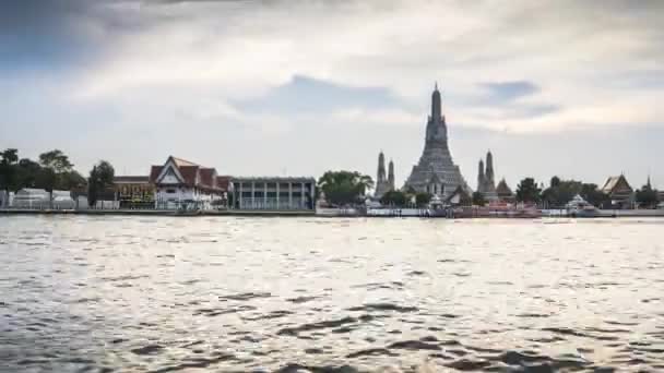 Time Laps Pagoda Wat Arun Temple Reflecting Sun Water Located — Stock Video