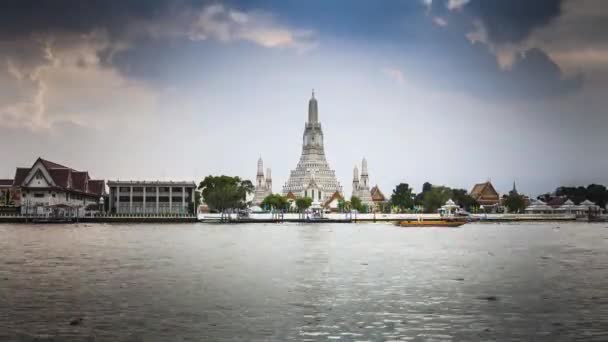 Time Laps Pagoda Wat Arun Temple Reflecting Sun Water Located — Stock Video