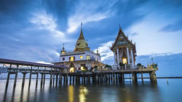 Templo Tailandés Edificio Situado Mar Bajo Cielo Clody Ubicación Chachoengsao — Vídeos de Stock