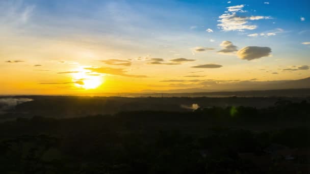 Movimiento Nublado Por Encima Montaña Amanecer País Tropicana — Vídeos de Stock