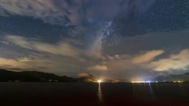 Vista Del Paisaje Nocturno Milkyway Reflexión Estelar Sobre Agua Presa — Vídeos de Stock