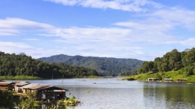 Tayland 'ın kuzeydoğusundaki bulutlu gökyüzünün altında bir Khong nehri.
