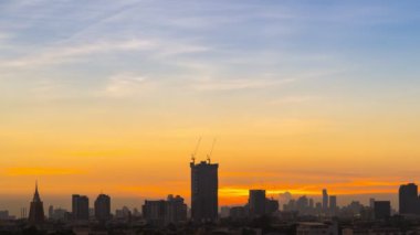 Bangkok Tayland 'ın merkezinde bulunan renkli bulutlu gökyüzü ile birlikte binanın arkasında hareket ediyor.