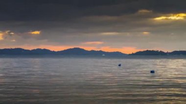 Gün batımında, Tayland 'ın güneyindeki renkli gökyüzü altında kumsalın hızlanması.