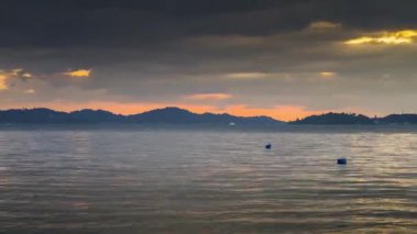 Gün batımında, Tayland 'ın güneyindeki renkli gökyüzü altında kumsalın hızlanması.