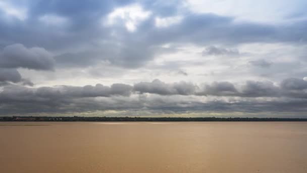 Een Khong Rivier Langs Berg Onder Bewolkte Hemel Locatie Ten — Stockvideo