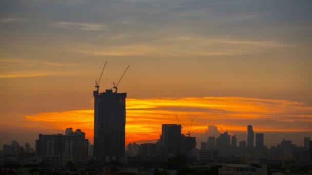 Захід Сонця Позаду Будівлі Барвистим Хмарним Небом Розташований Центрі Міста — стокове відео