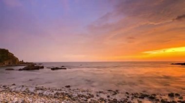 Gün batımında, Tayland 'ın güneyindeki renkli gökyüzü altında kumsalın hızlanması.