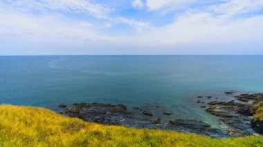 Tayland 'da bulunan bulutlu gökyüzünün altındaki körfez manzaralı dağ