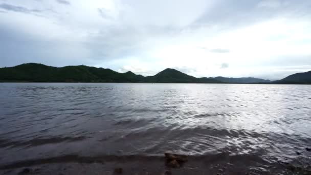 Vista Montaña Bajo Cielo Nublado Montaña Reflexionar Sobre Agua Presa — Vídeo de stock