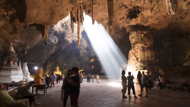 太陽の光は タイ南部の昼間の位置に洞窟を通して影を落としています — ストック動画