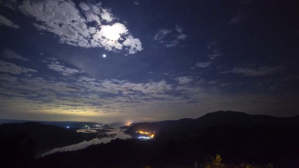 Une Rivière Khong Long Montagne Sous Ciel Nuageux Situé Nord — Video