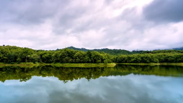 Bergzicht Onder Bewolkte Hemel Berg Reflecteren Het Water Dam Overdag — Stockvideo