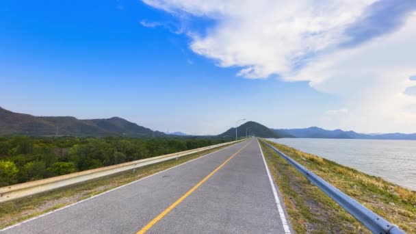 Tayland Güneyinde Berrak Gökyüzünün Altındaki Baraj Yolunda — Stok video