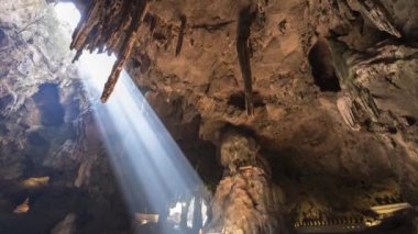 Gündüz vakti, Tayland 'ın güneyindeki mağarada güneş ışığı gölgeleniyor.