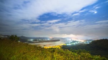 Tayland 'da kış mevsiminin gündoğumunda dağın tepesindeki bulutlu manzara manzarası 