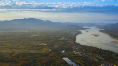 Tayland 'ın kuzeydoğusundaki bulutlu gökyüzünün altında bir Khong nehri.