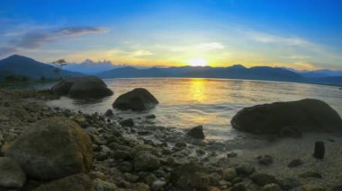 Tayland 'ın güneyinde renkli gökyüzü altında kumsal