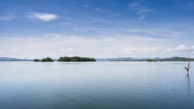 Baraj ve dağda renkli gökyüzü yansıması