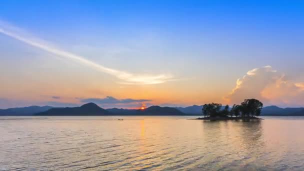 タイの日没時の位置でカラフルな空に対する海の景色 — ストック動画