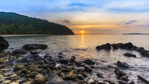 Pláž Při Východu Slunce Pod Barevnou Oblohou Umístění Jihu Thajska — Stock video