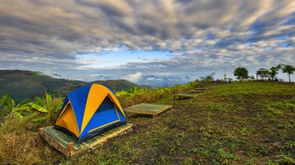 Camping Sobre Hierba Verde Againts Cielo Nublado — Vídeo de stock
