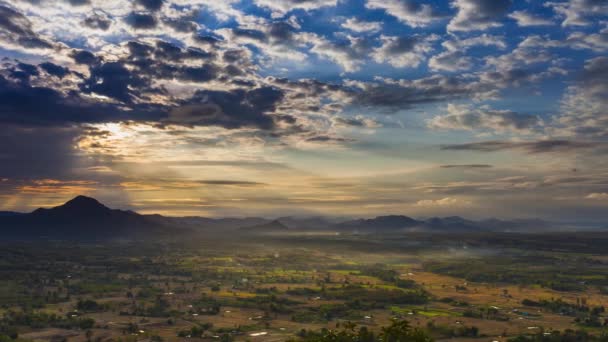 Bewolkt Mistig Landschap Uitzicht Boven Van Berg Bij Zonsopgang Timing — Stockvideo