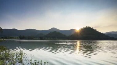 Baraj ve dağda renkli gökyüzü yansıması