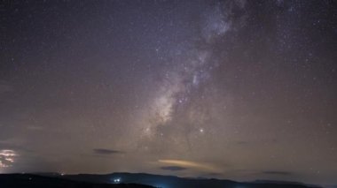 Gece vakti samanyolu ve yıldız Tayland 'ın kuzeydoğusundaki dağın tepesine doğru ilerliyor. 