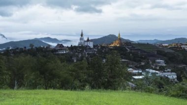 Tayland 'ın kuzeyindeki tropikana bölgesindeki yeşil arazi üzerinde bulutlu