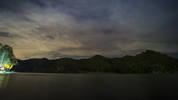 Нічний Краєвид Чумацький Шлях Відображення Зірки Воді Греблі — стокове відео