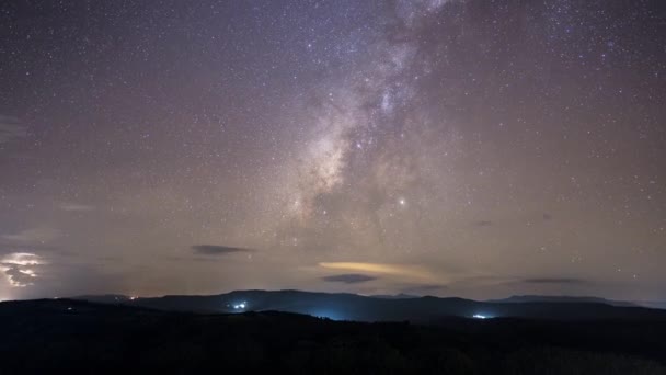 Voie Lactée Étoile Nuit Déplaçant Dessus Montagne Nord Est Thaïlande — Video