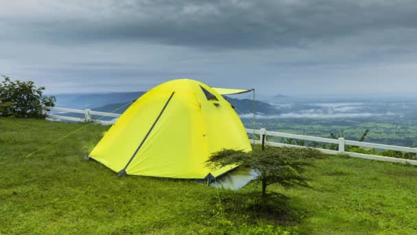 Camping Hierba Verde Contra Cielo Nublado — Vídeos de Stock