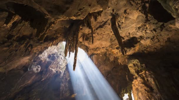 太陽の光は タイ南部の昼間の位置に洞窟を通して影を落としています — ストック動画