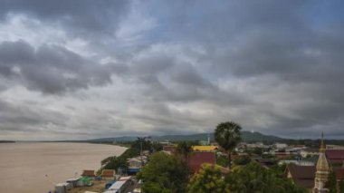 Tayland 'ın kuzeydoğusundaki bulutlu gökyüzünün altında bir Khong nehri.