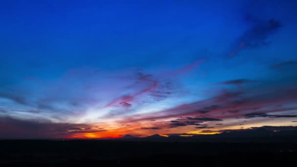 nuageux au lever du soleil et ciel coloré au moment de la saison d'hiver en Thaïlande 