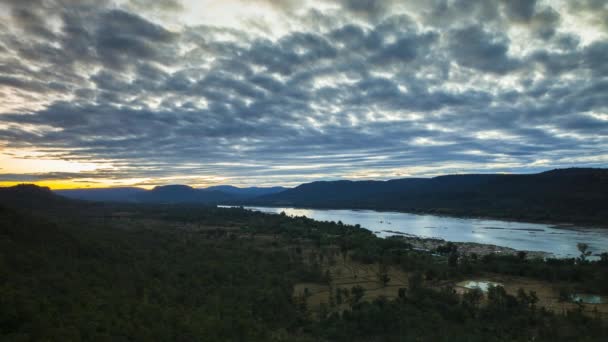 Río Khong Largo Montaña Bajo Cielo Nublado Ubicación Noreste Tailandia — Vídeos de Stock